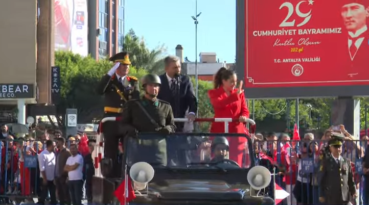 Cumhuriyet Bayramı, Antalya’da düzenlenen törenle kutlandı.