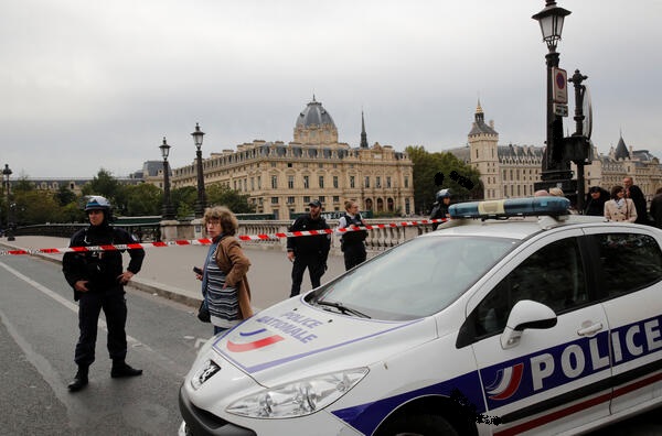 Paris'de sokaklarında alkol tüketimi yasaklandı.