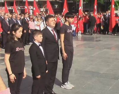 23 Nisan Kutlamaları Antalya Cumhuriyet Meydanın'da Çelenk Sunma Töreniyle Başladı.