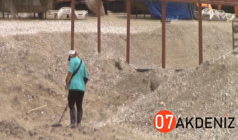Antalya Konyaaltı sahilinde Yabancı Turistler dedektörle arama yapıyor