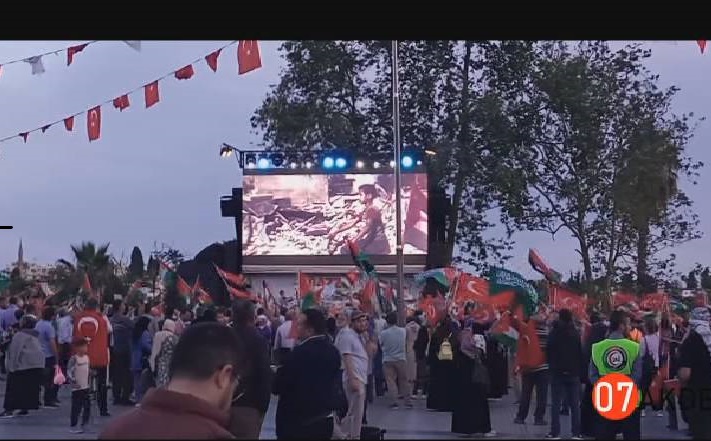 Cumhuriyet meydanında düzenlenen ve STK'ların da destek verdiği protesto