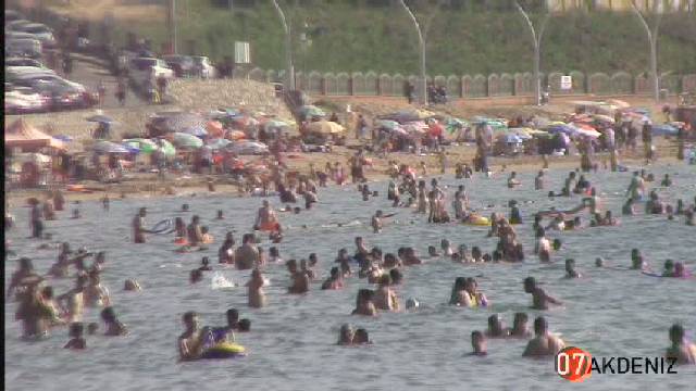 Kocaeli'nin Kardeniz kıyısındaki önemli plajlarından Kumcağızdan Covit-19 pandemi dönemi hafta sonu görüntüleri