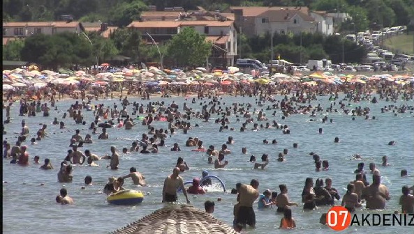 Kandıra sahillerinde bayram süresince yoğun kalabalık gözlemlendi.