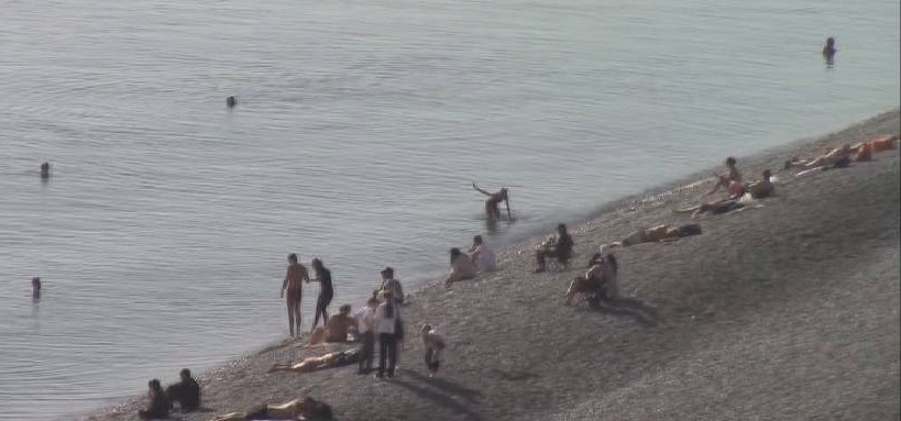 Aralık ayı  deniz suyu sıcaklığının 20 derece olduğu Konyaaltı sahili doldu.