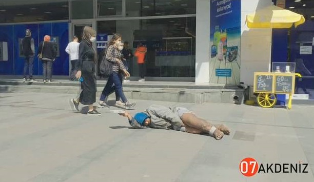 Antalya Kapalıyolda Dilenci