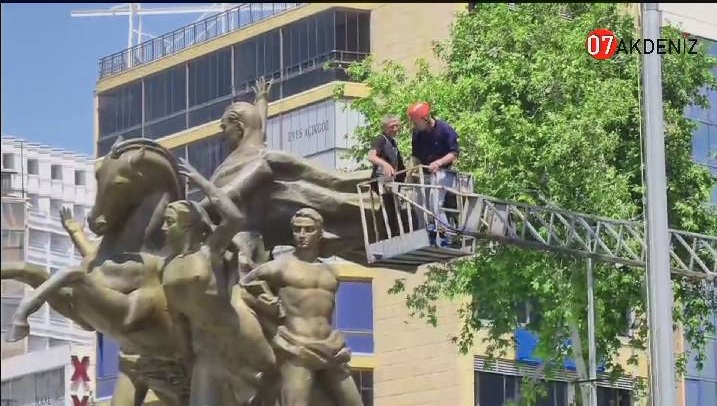 Antalya Cumhuriyet Meydanı’nda bir kişi Atatürk heykeline çıkarak kendi üzerine sıvı döktü. 
