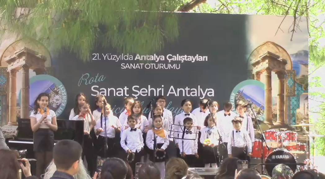 Çocuk korosu Antalya Kent Konseyi bahçesi