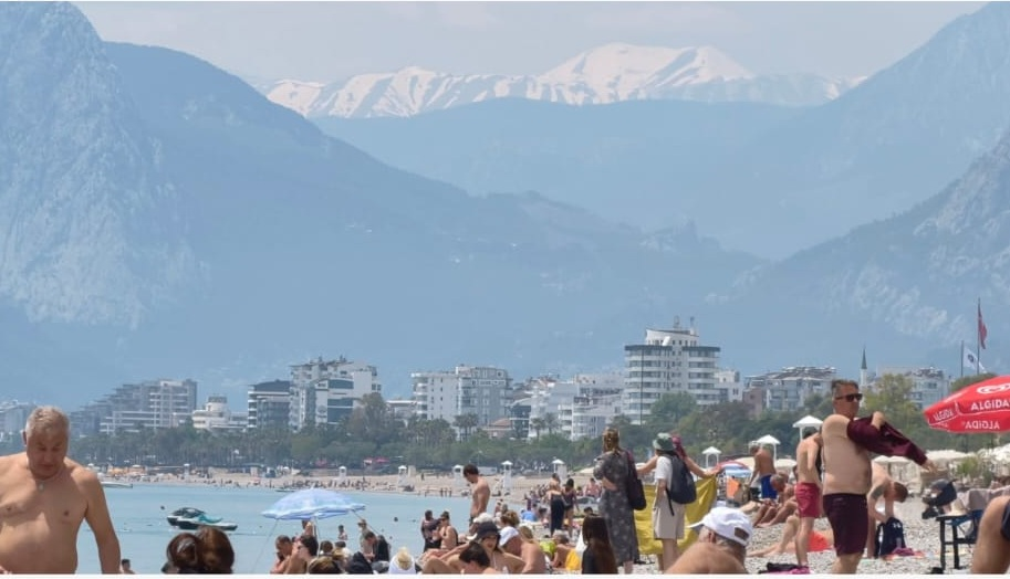 Karlı Dağ Manzaraları ve Antalya Konyaaltı plajı