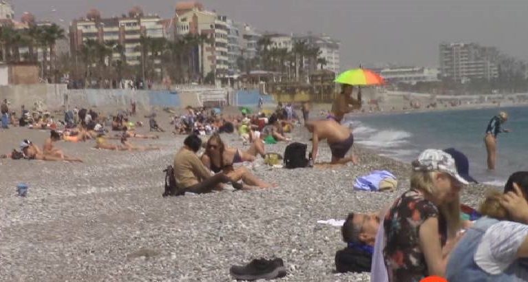 Konyaaltı plajında nisan ayının ilk haftası 