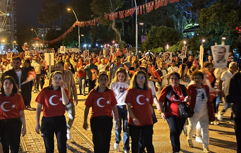 ANTALYA'da, 19 Mayıs Atatürk'ü Anma, Gençlik ve Spor Bayramı, binlerce kişinin katıldığı fener alayı ve ardından konser ile  kutlandı.